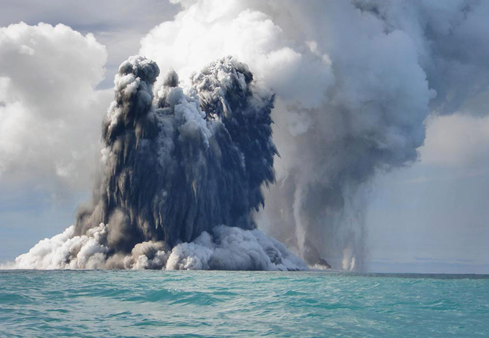 Image result for gunung berapi bawah laut